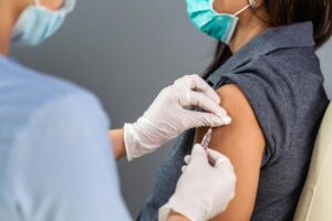 Вакцинация от гриппа: кому необходима в первую очередь и до какого срока нужно привиться