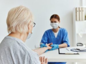 Не списывайте усталость на возраст: почему людям 60+ нужна диспансеризация